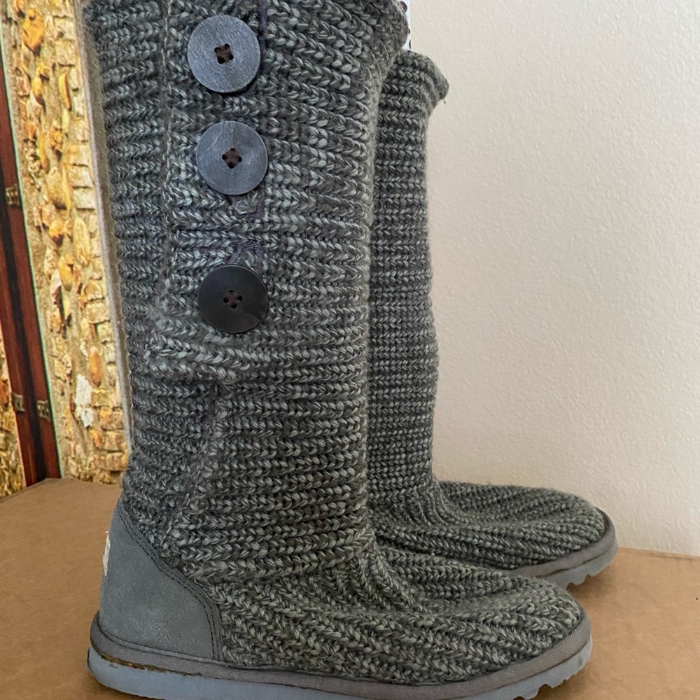 UGG Classic Cardy Button Detailed Knit Boots sz 6